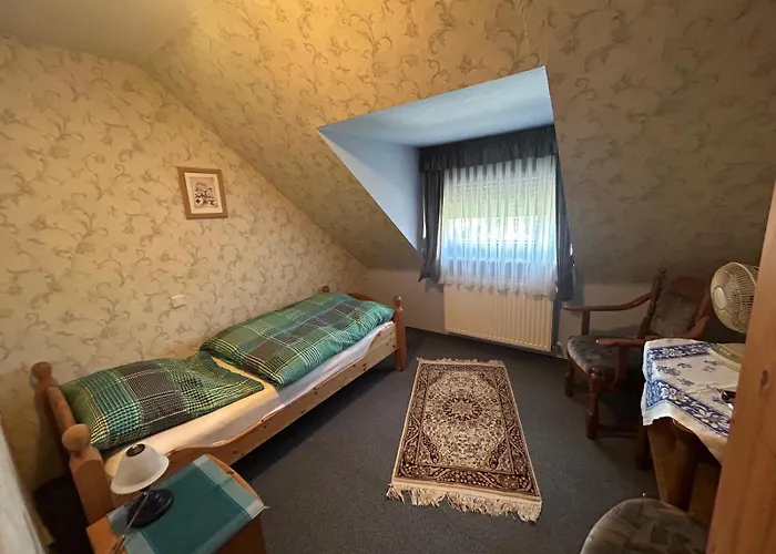 Zur Krone אורחן Langenfeld (Eifel)